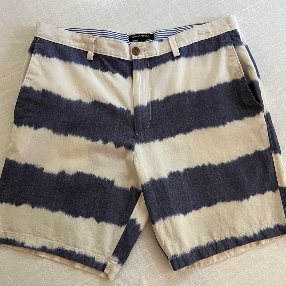 BANANA REPUBLIC Navy & White Striped Deck Shorts sz. 35